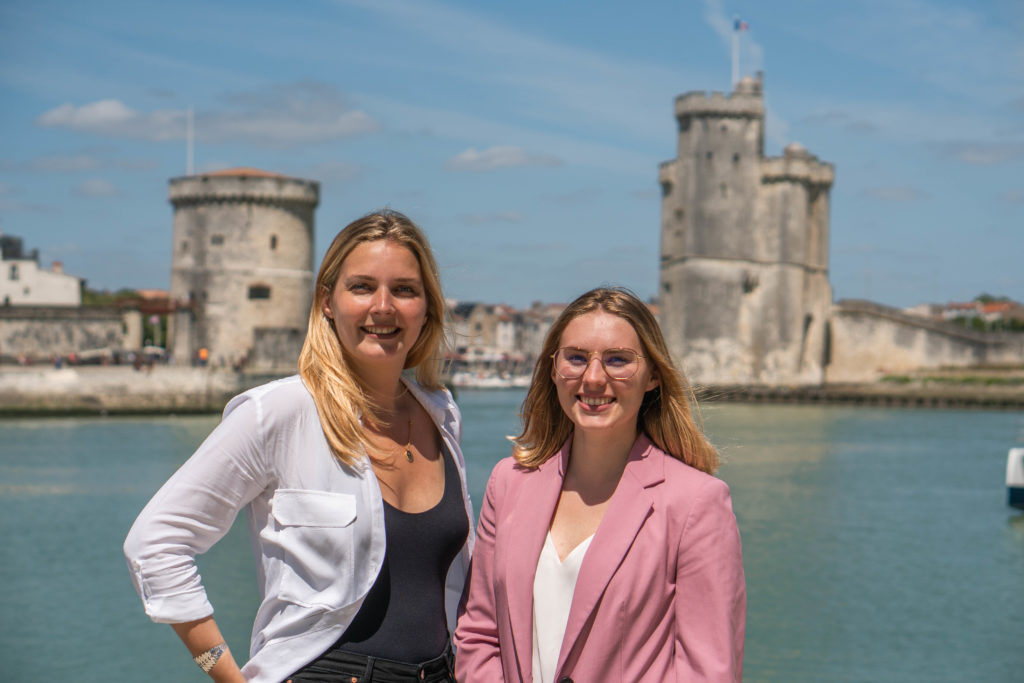 Stagiaire et tuteur d'entreprise face aux Tours de La Rochelle